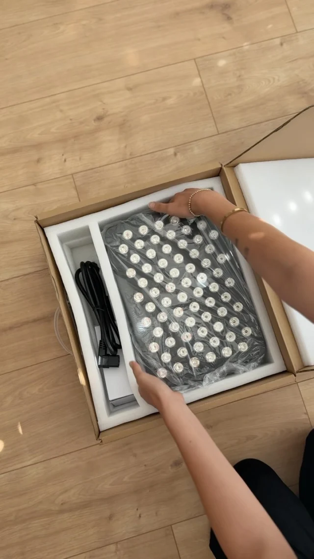 Pozrite sa,sa skrýva v balení…✨
Nový prírastok do našej wellness rutiny. ❤️

Malý panel. Veľký efekt. 🔴✨
Červené svetlo, ktoré si môžete dopriať každý deň. ❤️

#cervenesvetlo #redlighttherapy #wellness #selfcare #regeneracia