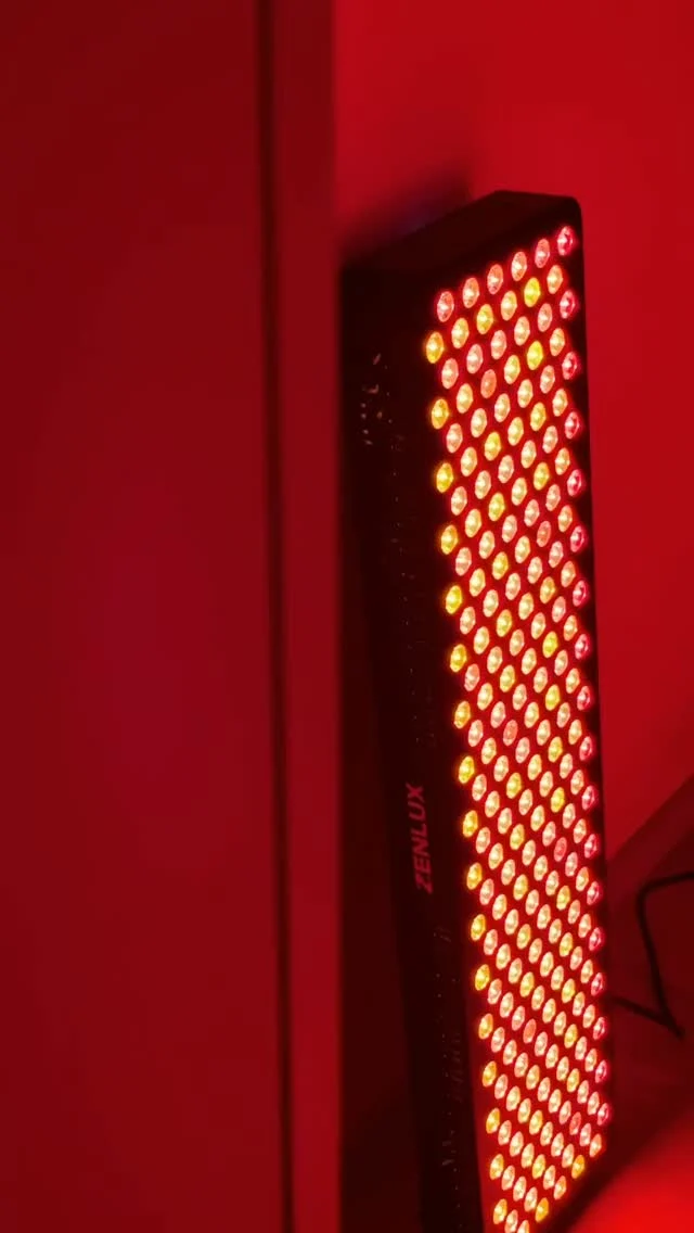 Pozdvihnite svoj wellness rituál na novú úroveň. ✨

Chvíľa spomalenia, načerpania energie a času pre seba.
Pretože skutočný luxus je dopriať si priestor pre svoje telo, myseľ a pohodu.

ZENLUX 🤍

#ZENLUX #WellnessRitual #LuxuryWellness #SelfCare #Wellbeing